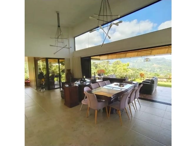 Casa de 4 alcobas en venta en Escobero, Envigado, 295 m² · foto 2 de 23
