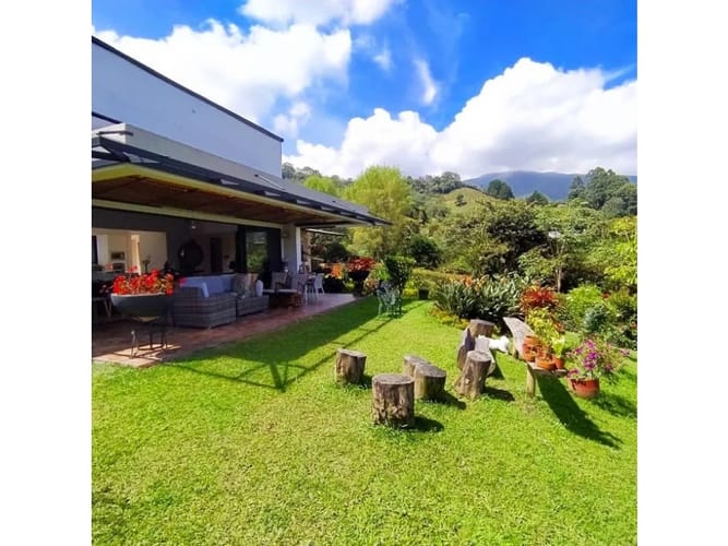 Casa de 4 alcobas en venta en Escobero, Envigado, 295 m² · foto 3 de 23