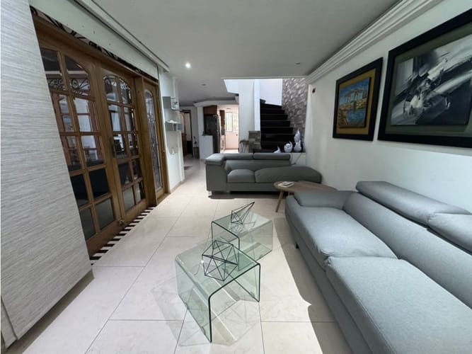 Casa de 3 alcobas en venta en San Bernardo, Medellín, 206 m² · foto 2 de 24