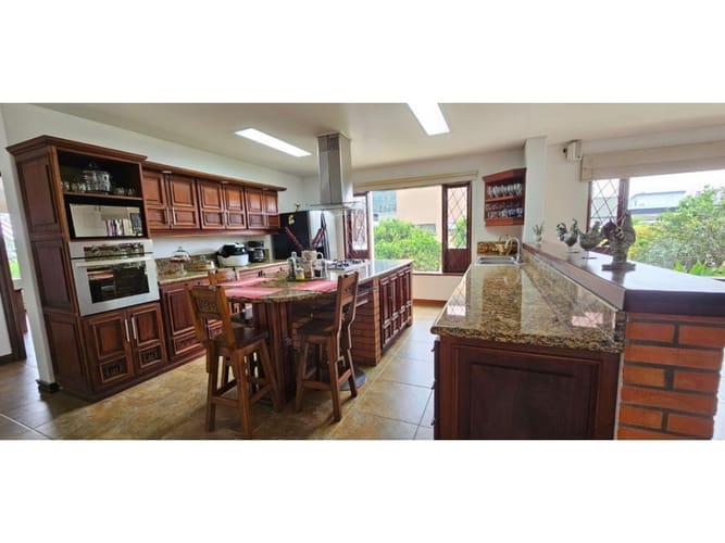 Casa de 5 alcobas en venta en Llano Grande, Rionegro, 800 m² · foto 3 de 6