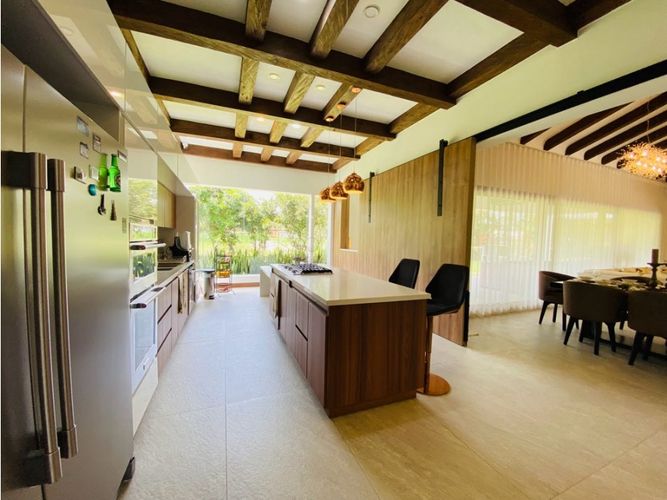 Casa de 4 alcobas en venta en Llano Grande, Rionegro, 430 m² · foto 2 de 24