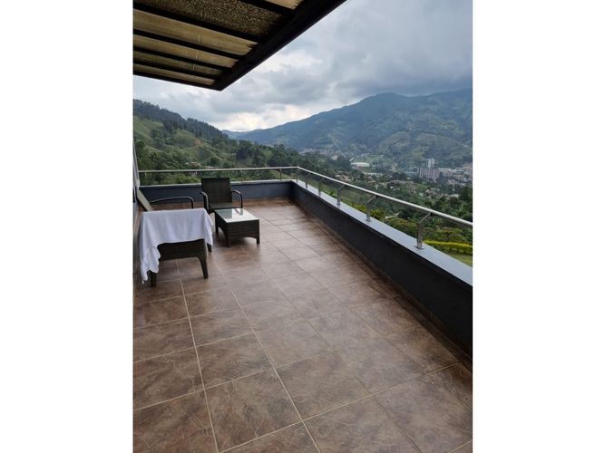 Casa de 4 alcobas en venta en San Isidro, La Estrella, 350 m² · foto 2 de 24