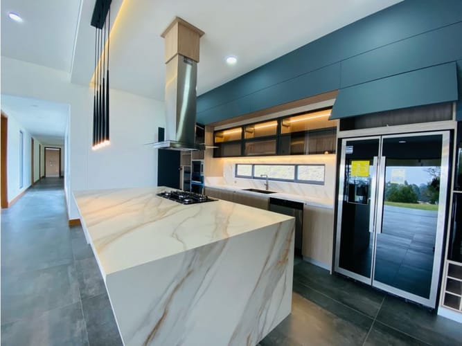 Casa de 4 alcobas en venta en San Nicolas, Rionegro, 460 m² · foto 3 de 24