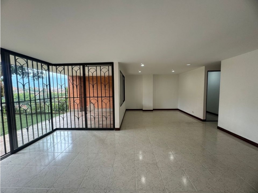 Casa en venta en Zona Centro, Envigado · foto 2 de 24