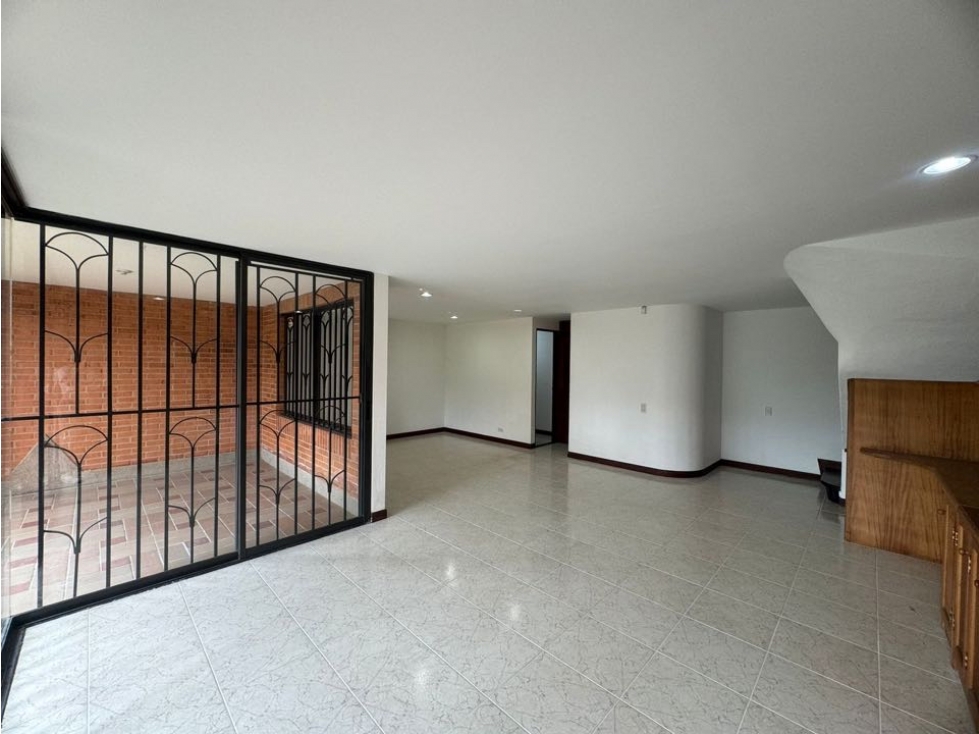Casa en venta en Zona Centro, Envigado · foto 3 de 24