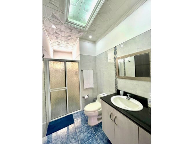 Casa de 5 alcobas en venta en Belén, Medellín, 220 m² · foto 11 de 12