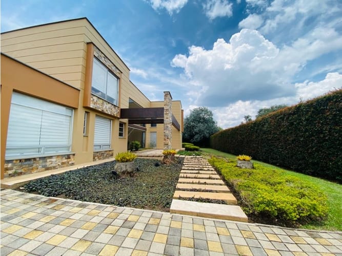 Casa de 4 alcobas en venta en Llano Grande, Girón, 573 m² · foto 2 de 24
