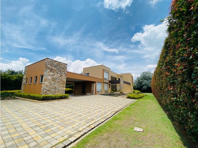 Casa de 4 alcobas en venta en Llano Grande, Girón, 573 m² · foto 3 de 24