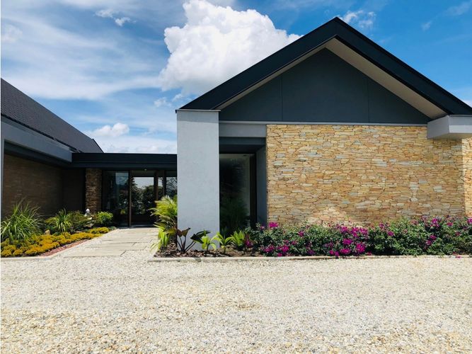 Casa de 4 alcobas en venta en El Porvenir, Rionegro, 400 m² · foto 2 de 24