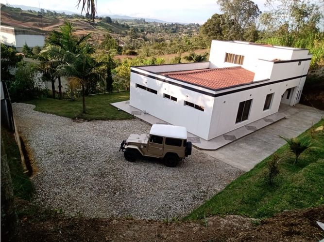 Casa de 4 alcobas en venta en El Carmen De Viboral, El Carmen de Viboral, 260 m² · foto 2 de 16
