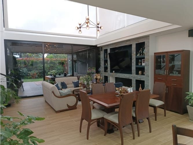 Casa de 4 alcobas en venta en Llano Grande, Rionegro, 340 m² · foto 2 de 20