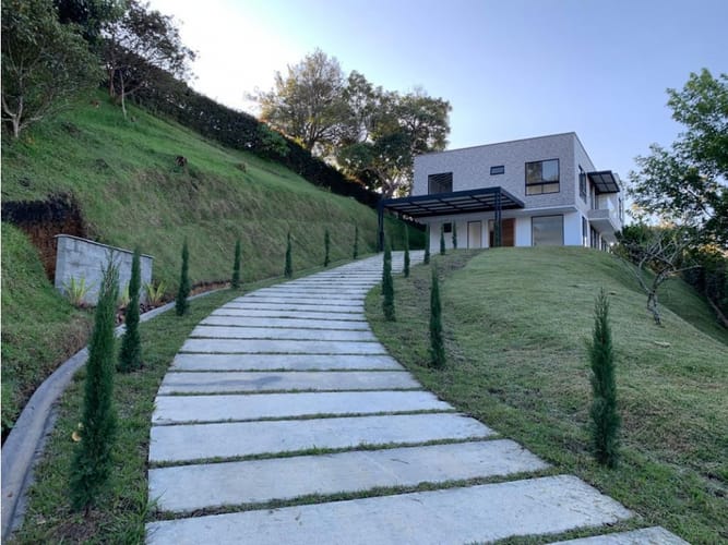 Casa de 4 alcobas en venta en San Antonio De Pereira, Rionegro, 350 m² · foto 2 de 11