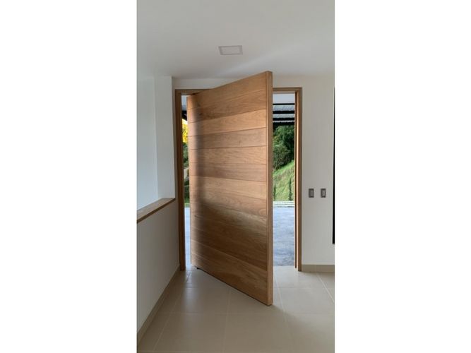 Casa de 4 alcobas en venta en San Antonio De Pereira, Rionegro, 350 m² · foto 3 de 11