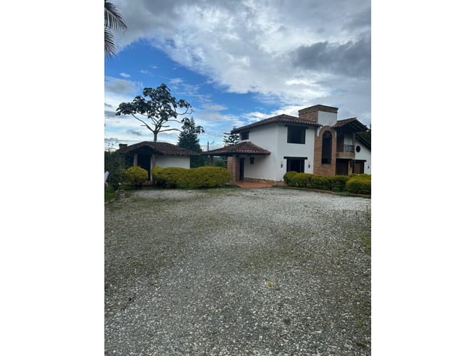 Casa de 3 alcobas en venta en Llano Grande, Rionegro, 350 m² · foto 2 de 15