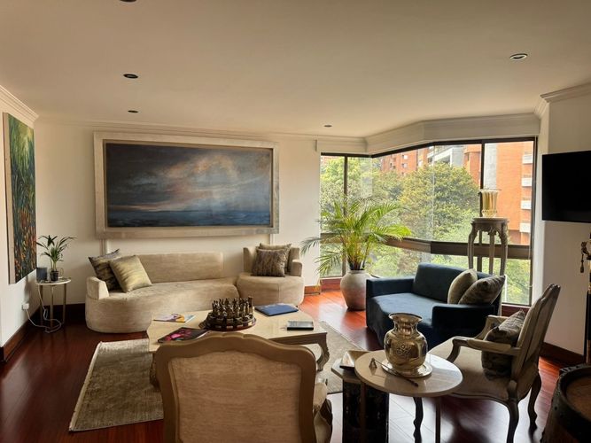 Apartamento de 3 alcobas en venta en Los Rosales, Bogotá, 165 m² · foto 2 de 18