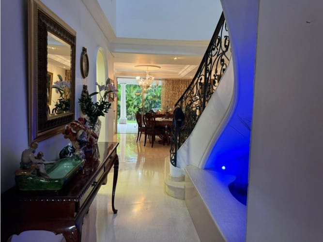 Casa de 3 alcobas en venta en El Tesoro, Medellín, 260 m² · foto 4 de 24
