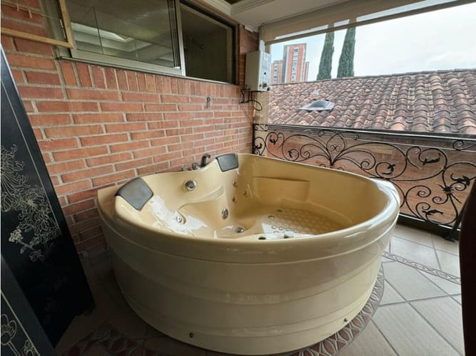 Casa de 3 alcobas en venta en El Tesoro, Medellín, 260 m² · foto 6 de 24
