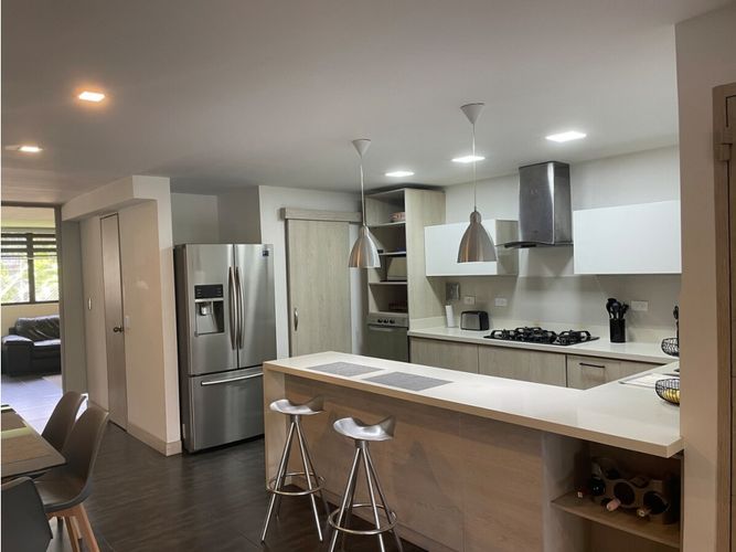 Apartamento de 4 alcobas en venta en Alejandría, Medellín, 206 m² · foto 2 de 24