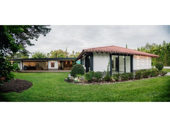 Casa de 3 alcobas en venta en Llano Grande, Rionegro, 300 m² · foto 2 de 24