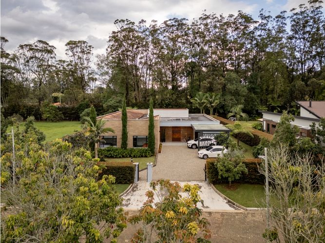Casa de 5 alcobas en venta en Llano Grande, Rionegro, 400 m² · foto 2 de 24