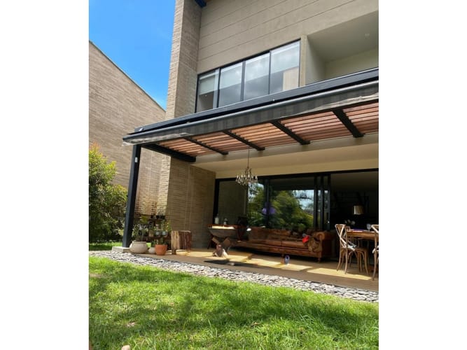 Casa de 3 alcobas en venta en Llano Grande, Rionegro, 215 m² · foto 2 de 24