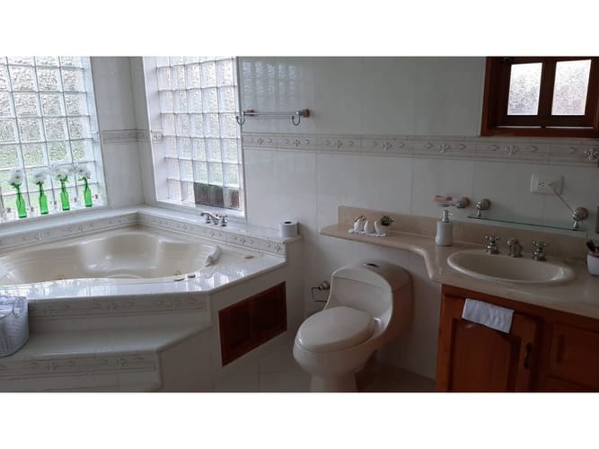Casa de 5 alcobas en venta en Llano Grande, Rionegro, 1815 m² · foto 6 de 7