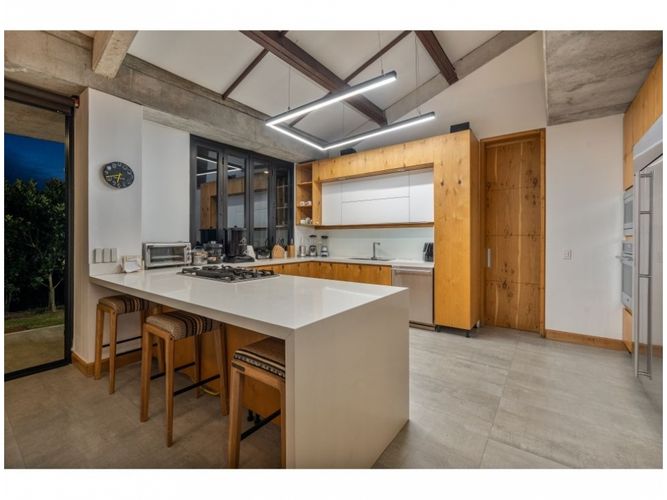 Casa de 4 alcobas en venta en Escobero, Envigado, 404 m² · foto 2 de 24