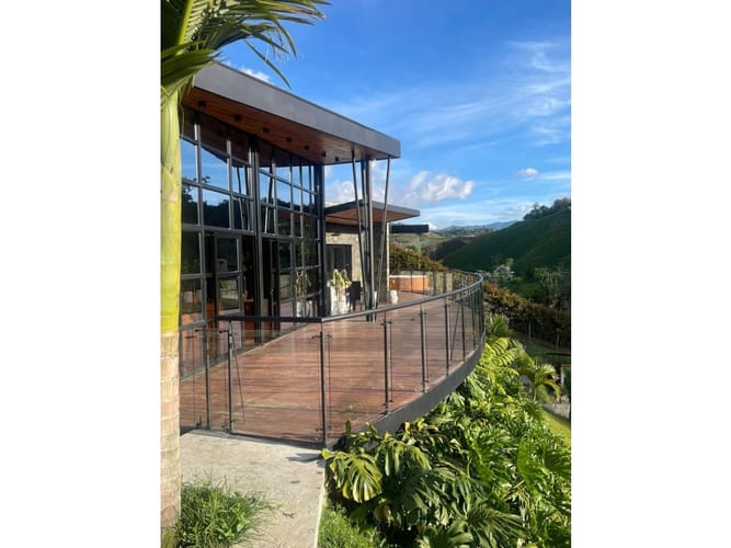 Casa de 4 alcobas en venta en Las Mercedes, Marinilla, 234 m² · foto 2 de 8