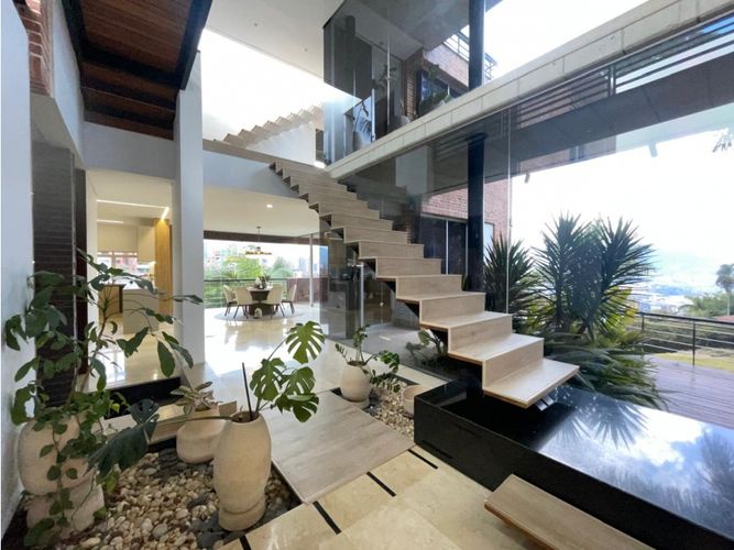 Casa de 5 alcobas en venta en Altos Del Poblado, Medellín, 680 m² · foto 2 de 24