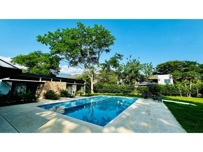 Casa de 4 alcobas en venta en Urbanizacion Arcoiris, Medellín, 280 m² · foto 2 de 16