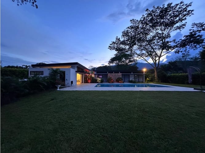 Casa de 4 alcobas en venta en Urbanizacion Arcoiris, Medellín, 280 m² · foto 5 de 16