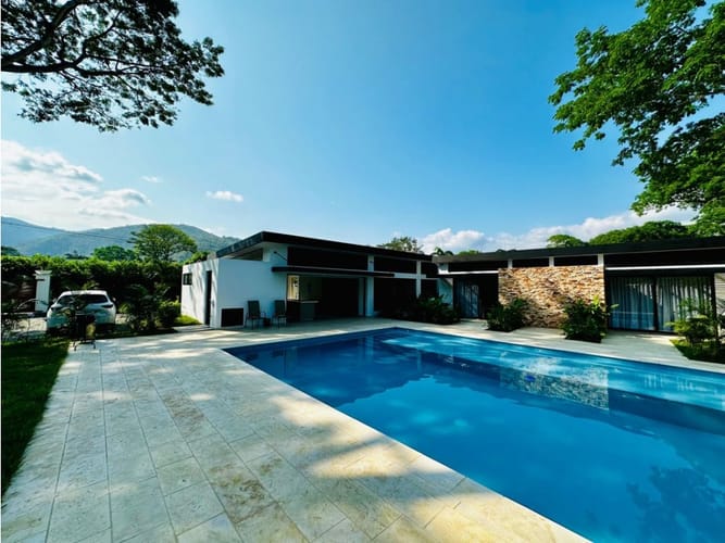 Casa de 4 alcobas en venta en Urbanizacion Arcoiris, Medellín, 280 m² · foto 9 de 16