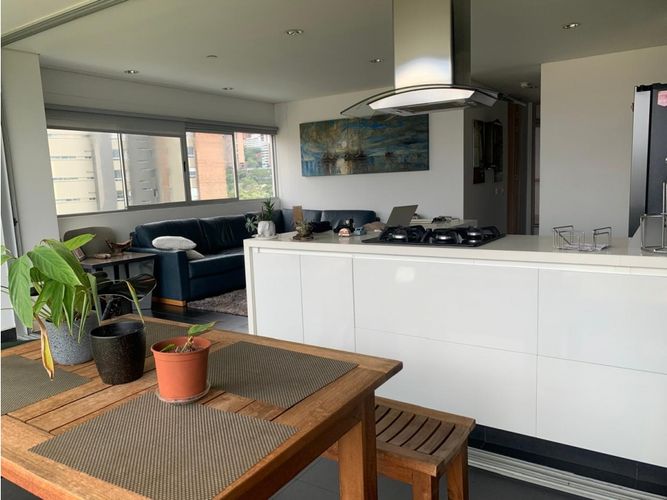 Apartamento de 2 alcobas en venta en El Castillo, Medellín, 89 m² · foto 3 de 15
