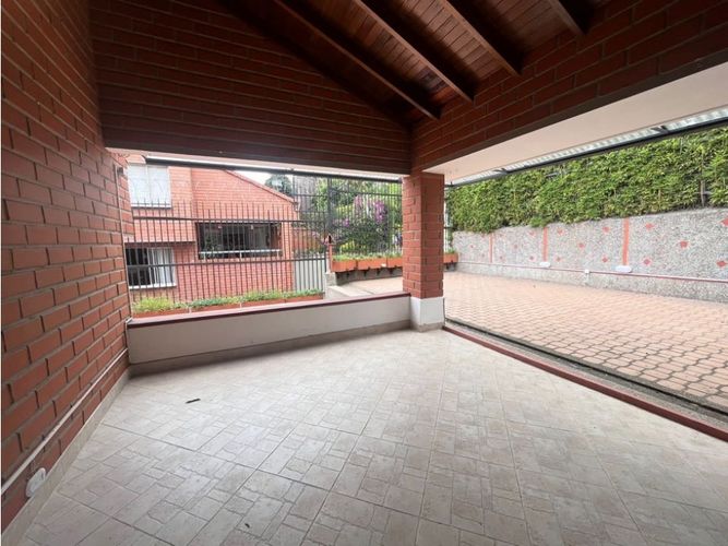Casa de 3 alcobas en venta en Patio Bonito, Medellín, 261 m² · foto 2 de 21