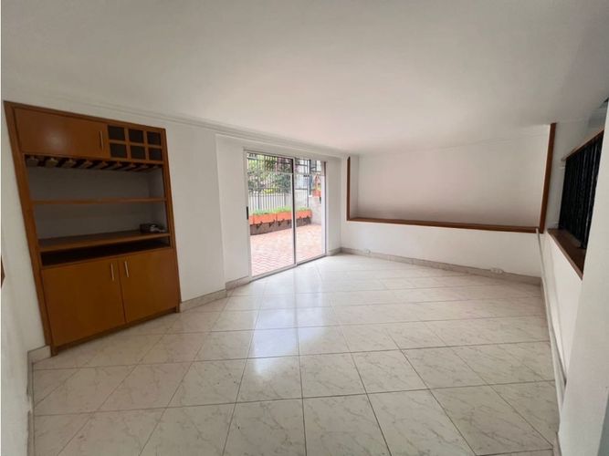 Casa de 3 alcobas en venta en Patio Bonito, Medellín, 261 m² · foto 3 de 21