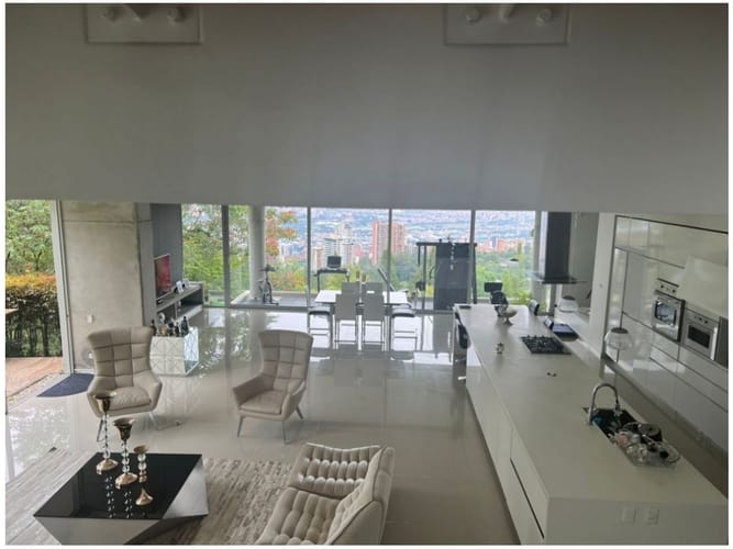 Casa de 4 alcobas en venta en El Poblado, Medellín, 650 m² · foto 2 de 11