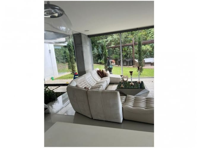 Casa de 4 alcobas en venta en El Poblado, Medellín, 650 m² · foto 3 de 11