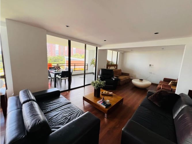 Apartamento de 4 alcobas en venta en San Lucas, Medellín, 212 m² · foto 3 de 23