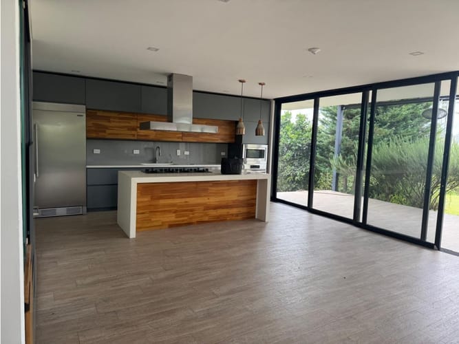 Casa de 3 alcobas en venta en Llano Grande, Rionegro, 360 m² · foto 2 de 24