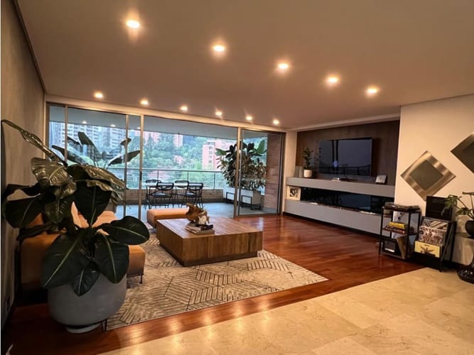 Apartamento de 3 alcobas en venta en San Lucas, Medellín, 243 m² · foto 2 de 24