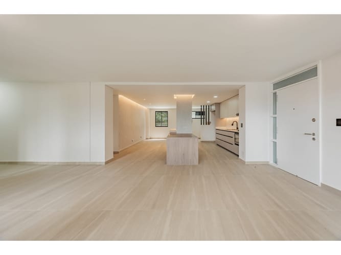 Apartaestudio en venta en El Poblado, Medellín, 154 m² · foto 2 de 24