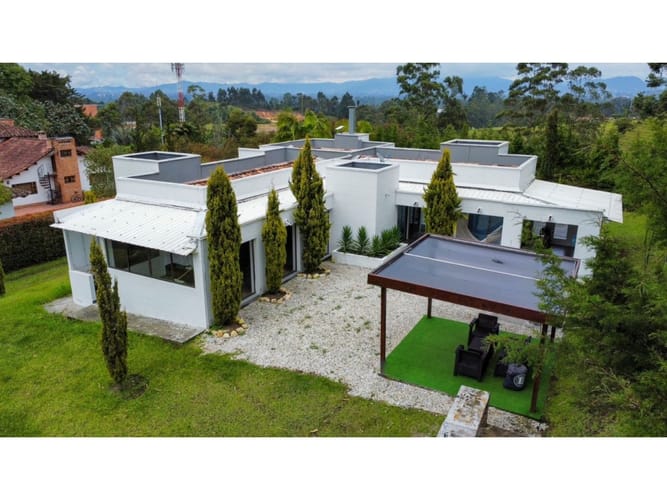 Casa de 4 alcobas en venta en Llano Grande, Rionegro, 350 m² · foto 2 de 24