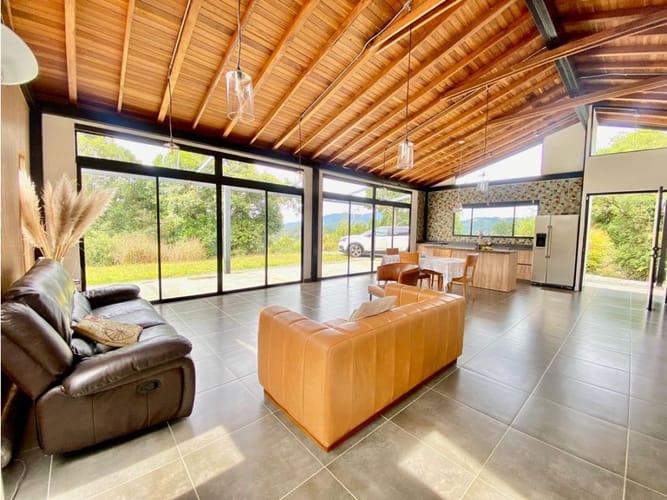 Casa de 3 alcobas en venta en Las Palmas, Medellín, 200 m² · foto 2 de 10
