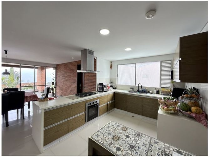 Casa de 4 alcobas en venta en Loma Del Escobero, Envigado, 304 m² · foto 5 de 24