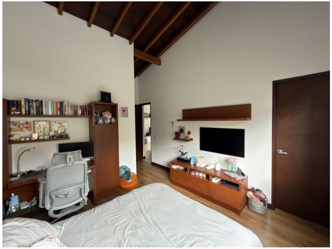 Casa de 4 alcobas en venta en Loma Del Escobero, Envigado, 304 m² · foto 16 de 24