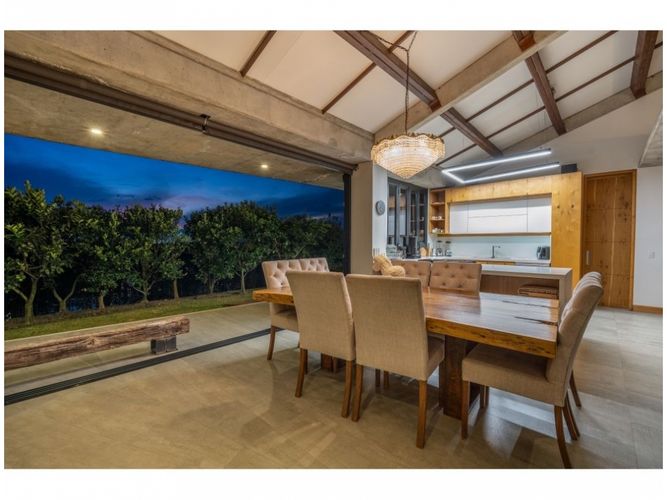 Casa de 4 alcobas en venta en Altos Del Escobero, Medellín, 404 m² · foto 3 de 23