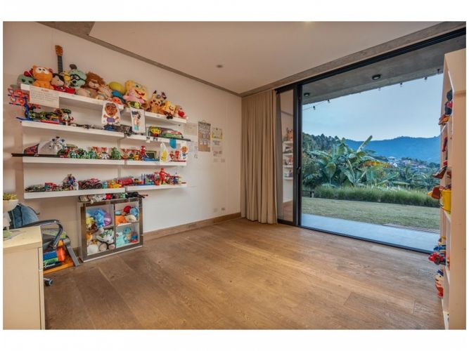 Casa de 4 alcobas en venta en Altos Del Escobero, Medellín, 404 m² · foto 17 de 23