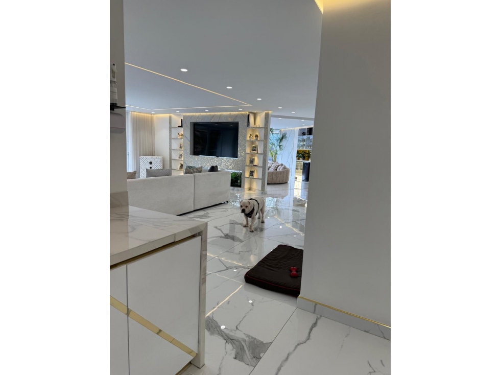 Apartamento en venta en El Poblado, Medellín · foto 2 de 24