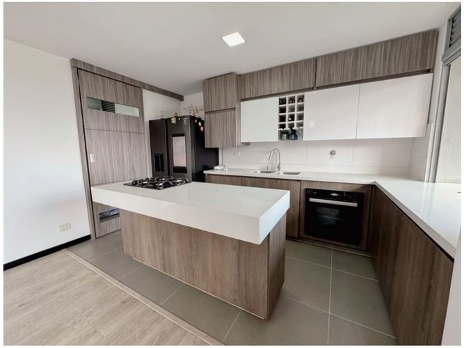 Apartamento de 3 alcobas en venta en Belén Aliadas, Medellín, 140 m² · foto 2 de 13