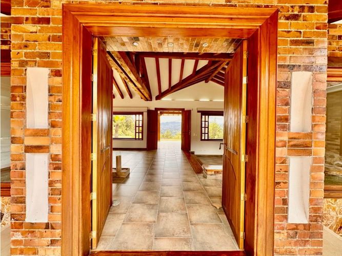 Casa de 5 alcobas en venta en Llano Grande, Rionegro, 350 m² · foto 2 de 18